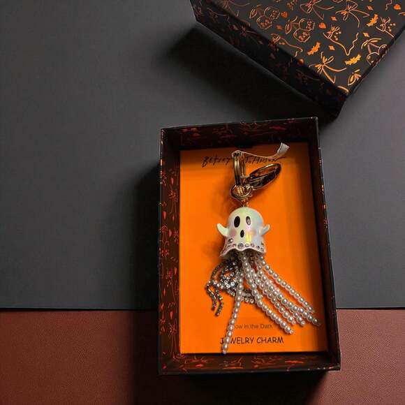 Betsey Johnson Ghost Charm Glow in the Dark Keychain - Picture 1 of 4